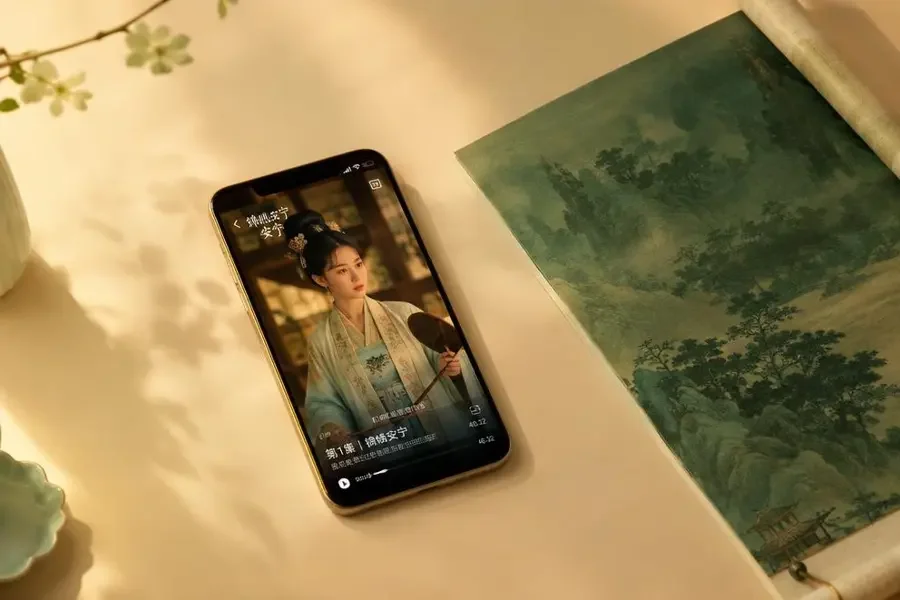 黄豆短剧 App 在手机上的播放界面示意